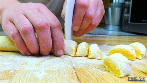 Žingsnis po žingsnio: tešlos paruošimas su tarkuotais obuoliais