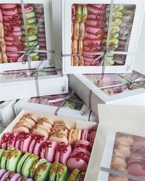 Ryškių spalvų macarons eilė skirtingų skonių