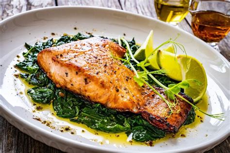 Supjaustyta lašiša ir kaparėliai