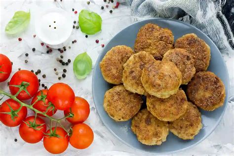 įvairūs paruošti naminiai patiekalai lėkštėse