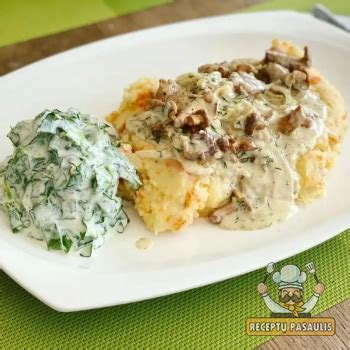 Ingredientai grietinėlėje troškintai vištienai su anakardžiais