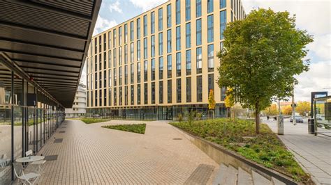 Žmonės pietaujantys verslo centre