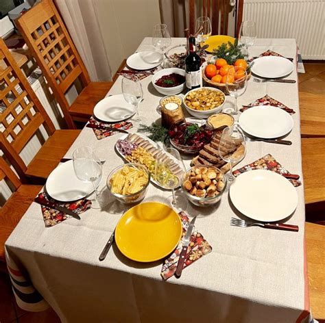 Dienos pietų stalas su įvairiais patiekalais