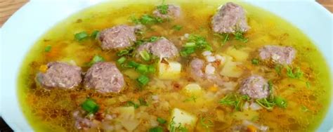 Skanios ir sočios sriubos su makaronais lėkštė