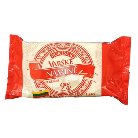 Šviežia naminė varškė dubenyje su mediniu šaukštu