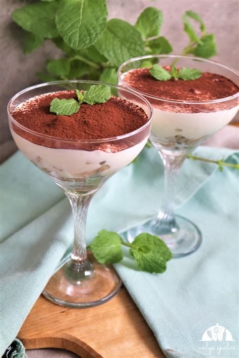 Tiramisu su bananais stiklinėje