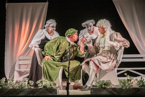 Skirsnemunės teatro „Pakeleivis“ aktoriai scenoje