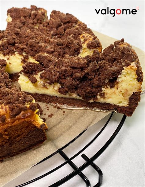 Varškės pyragas su krekeriais, bananais ir šokolado drožlėmis