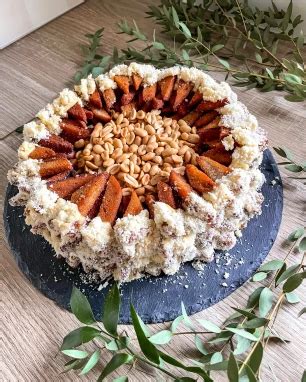 Skiltelė duonos torto su spanguolėmis ir riešutais