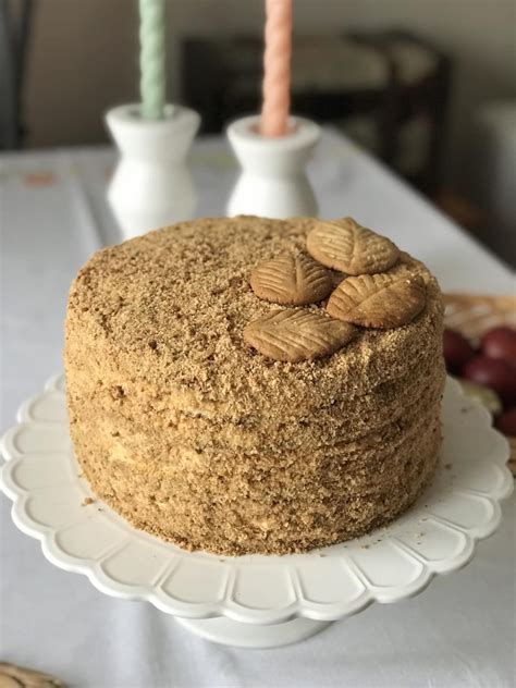 Sluoksniuotas duonos tortas su grietinės kremu ir riešutais