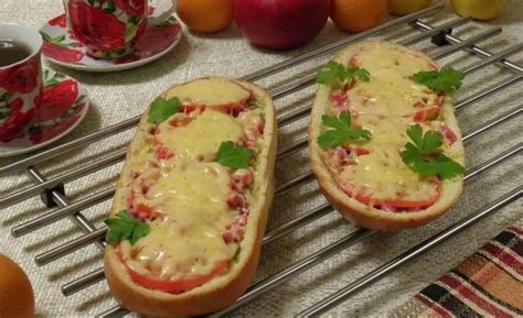 Naminė pica su špinatais, šonine ir žaliais žirneliais