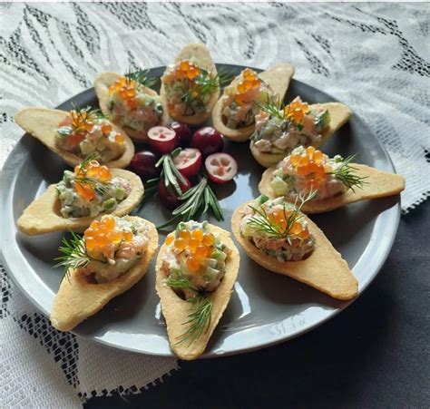 Užkandžių šaukšteliai su lašiša ir agurkais