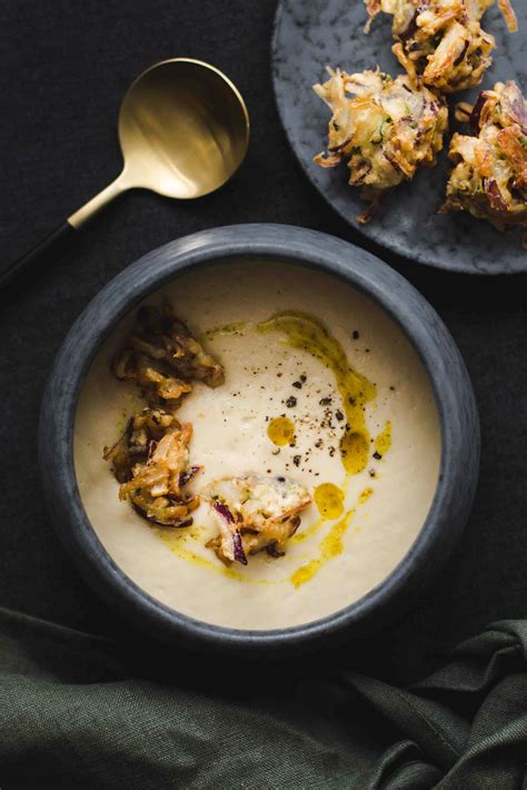 Pastarnokų sriuba su indiškais prieskoniais ir bhaji