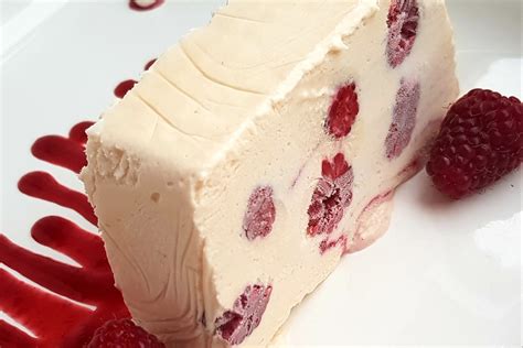 Itališkas semifreddo desertas su avietėmis