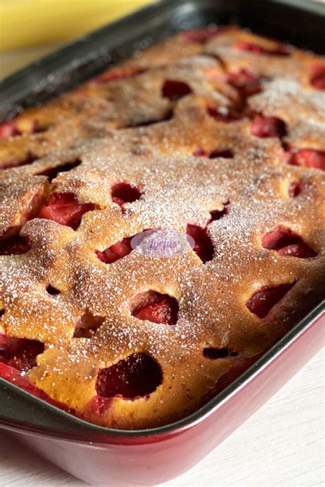 Paruoštas kivių ir braškių pyragas