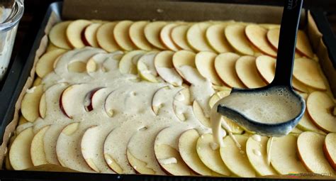 Sluoksniuoto obuolių pyrago paruošimo procesas