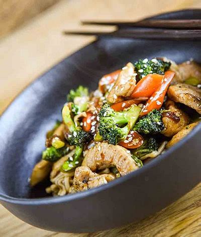 Wok patiekalai su Teriyaki padažu ir šviežiomis daržovėmis