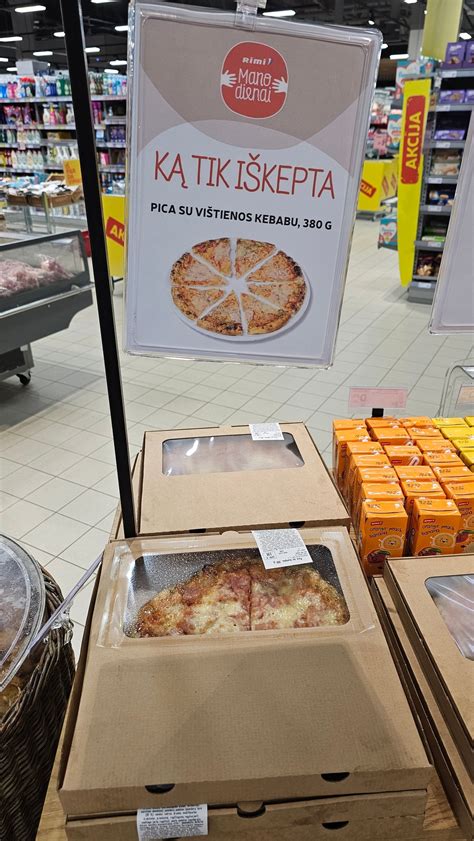 Šviežiai iškepta pica