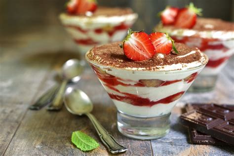 Tiramisu su braškėmis indelyje
