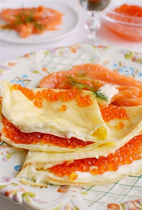 Plikyti blynai su ikrais ir lašiša