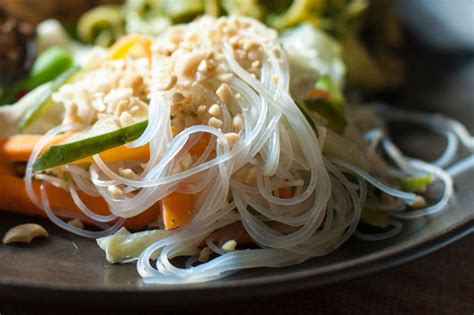 Azijos makaronų patiekalas