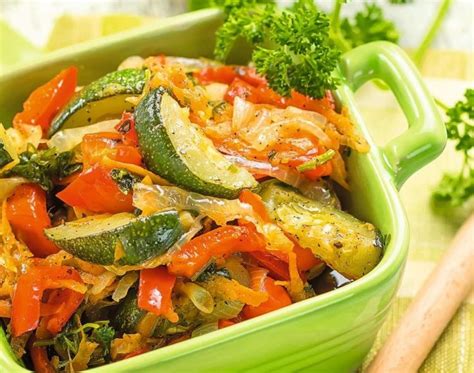 Orkaitėje troškintos daržovės su jautienos kukulaičiais