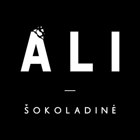 Ali Sokoladine vitrinos su desertais