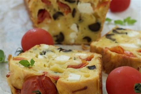 Sūrus keksas su alyvuogėmis ir feta
