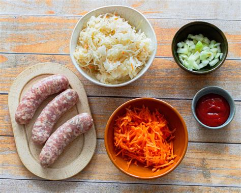 Ingredientai troškintam kopūstų ir faršo patiekalui