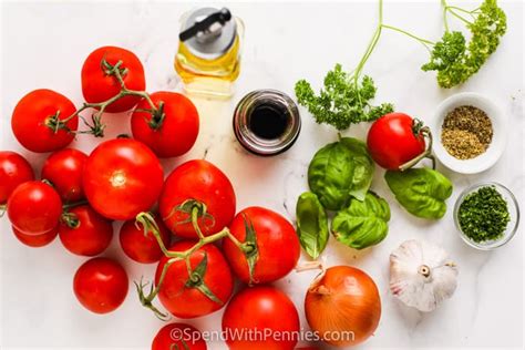Ingredientai pomidorų padažui su slyvomis