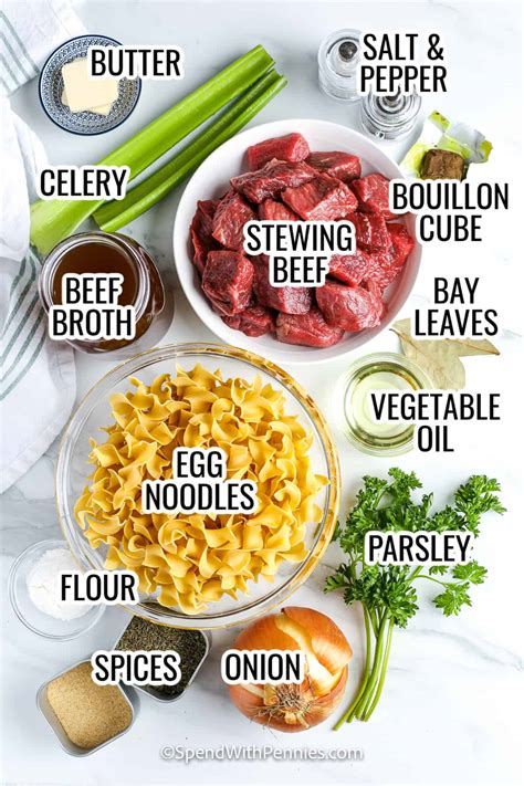 Paruošti ingredientai makaronams su mėsa