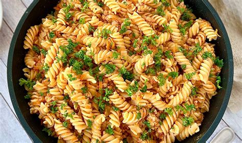 Paruošti kepti makaronai su mėsa