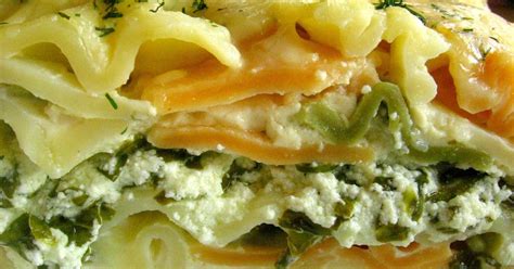Lėkštė kvapnių makaronų su špinatais ir tarkuotu sūriu