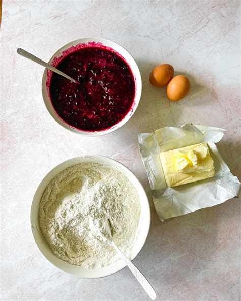 procesas maišant tešlą virtuvėje