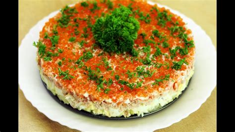 Salotos tortas su tunu, krekeriais ir agurkais