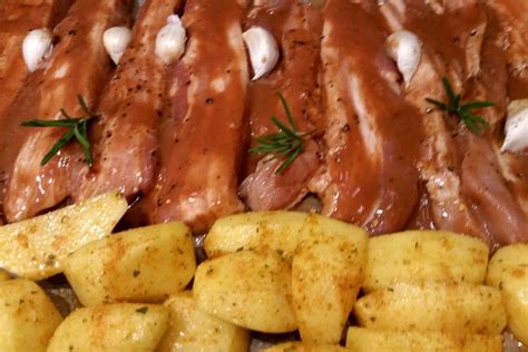Marinuota šoninė su bulvėmis kepimo skardoje