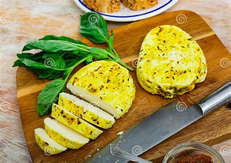 Keptas varskes suris su salotomis