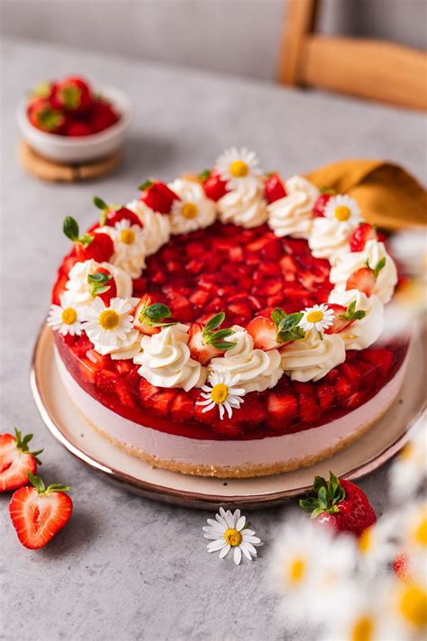 Jogurtinis tortas su braškėmis ir varške