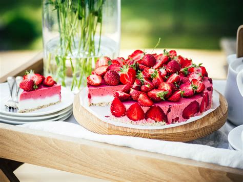 Jogurtinis tortas su granola ir braškėmis
