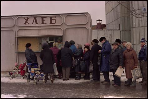 Eilė prie duonos parduotuvės sovietmečiu