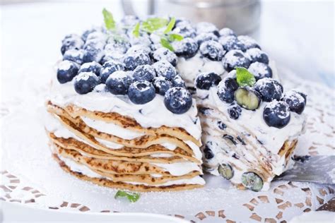 Blynų tortas su maskarponės kremu ir šviežiomis uogomis