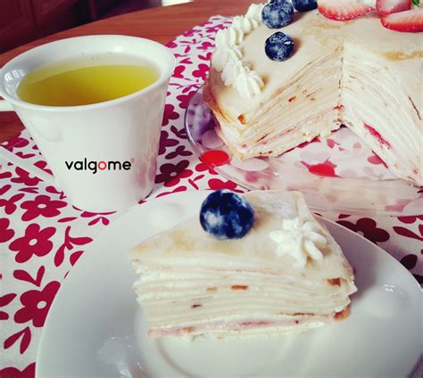 Sluoksniuotas blynų tortas su baltu kremu