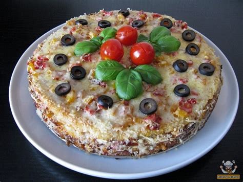 Sūrus blynų tortas su vištiena ir daržovėmis