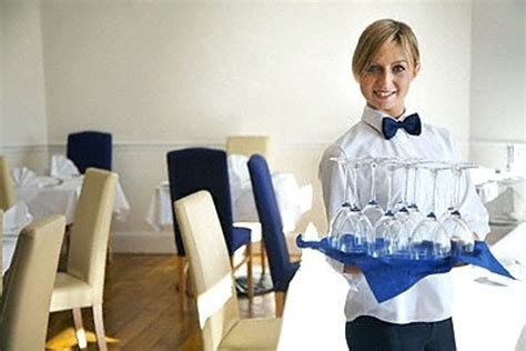 Restorano padavėjai aptarnaujantys klientus