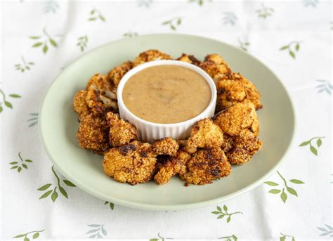 Kepto kalafioro su tahini-medaus padažu lėkštė