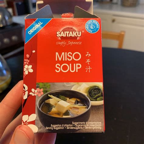 Saitaku miso sriubos pakuotė ir paruoštos sriubos dubenėlis