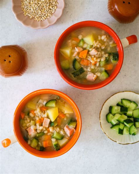 Ingredientai agurkų sriubai