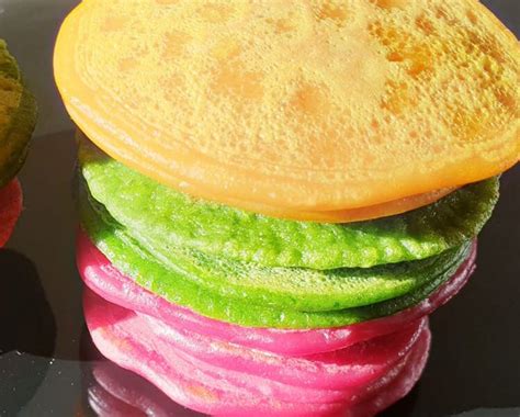 Spalvoti blynai ant lėkštės