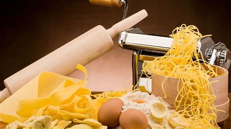 Įvairių rūšių makaronai ir jų ingredientai