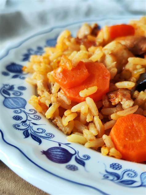 Ryžiai su grybais ir morkomis keptuvėje